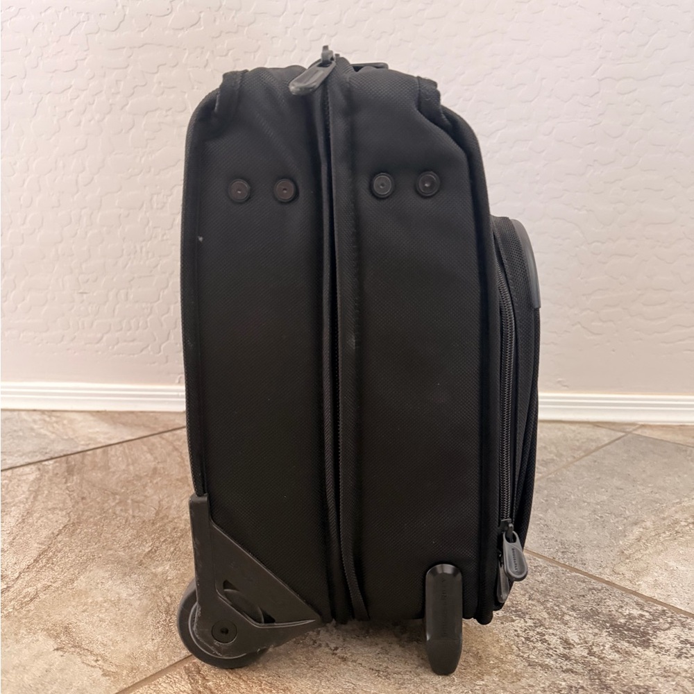 Briggs & Riley Black Garment Carry On 21’ - Picture 5 of 9